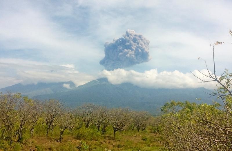 © Reuters. إجلاء مئات السياح في إندونيسيا بعد ثوران بركان