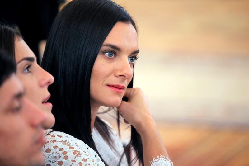 © Reuters. Russian pole vaulter Yelena Isinbayeva attends an awarding ceremony for Russian Olympic medallists returning home from the 2016 Rio Olympics at the Kremlin in Moscow