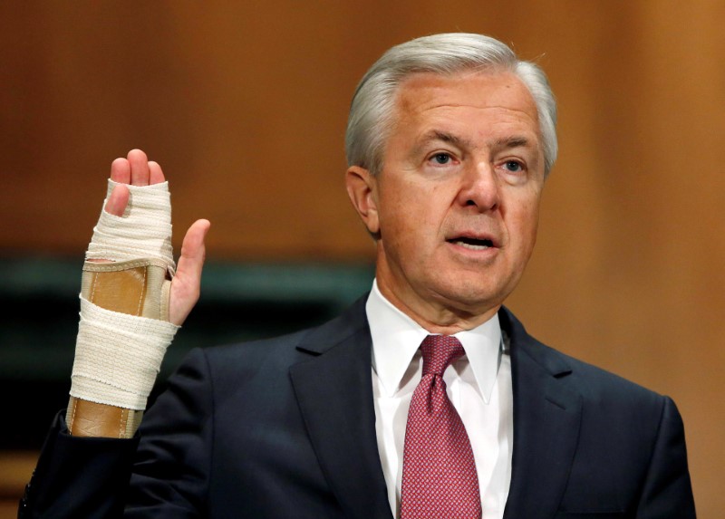 © Reuters. Wells Fargo CEO Stumpf testifies before a Senate Banking Committee hearing in Washington