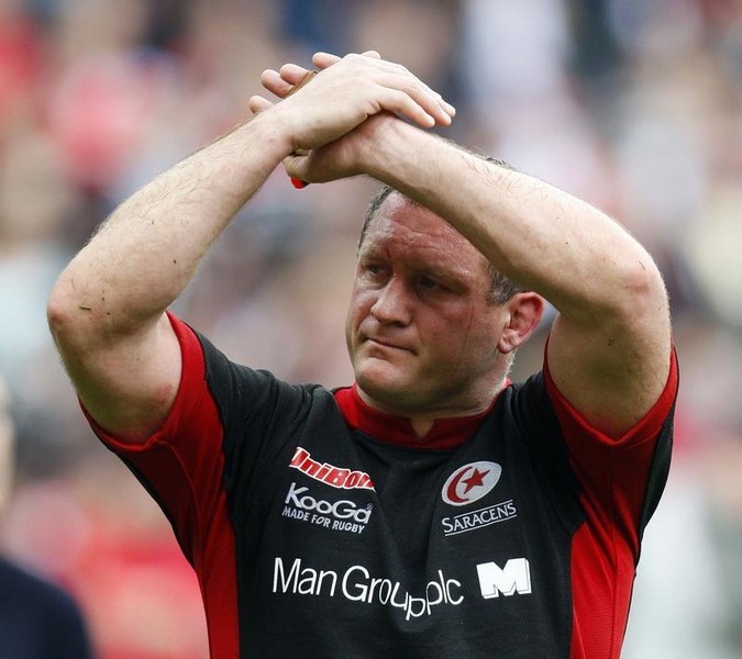 © Reuters. Saracens' Hill salutes the crowd after losing against Munster in their rugby union Heineken Cup semi-final in Coventry