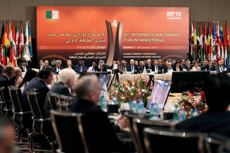 © Reuters. Participants attend the end session of the 15th International Energy Forum Ministerial (IEF15) in Algiers