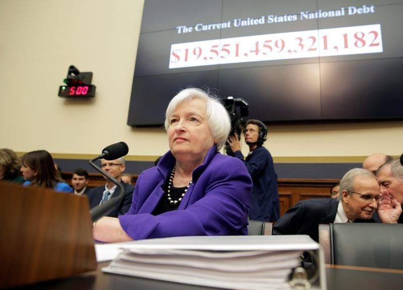 © Reuters. Federal Reserve Chairman Yellen prepares to deliver the semi-annual testimony on the "Federal Reserve's Supervision and Regulation of the Financial System" before the House Financial Services Committee in Washington