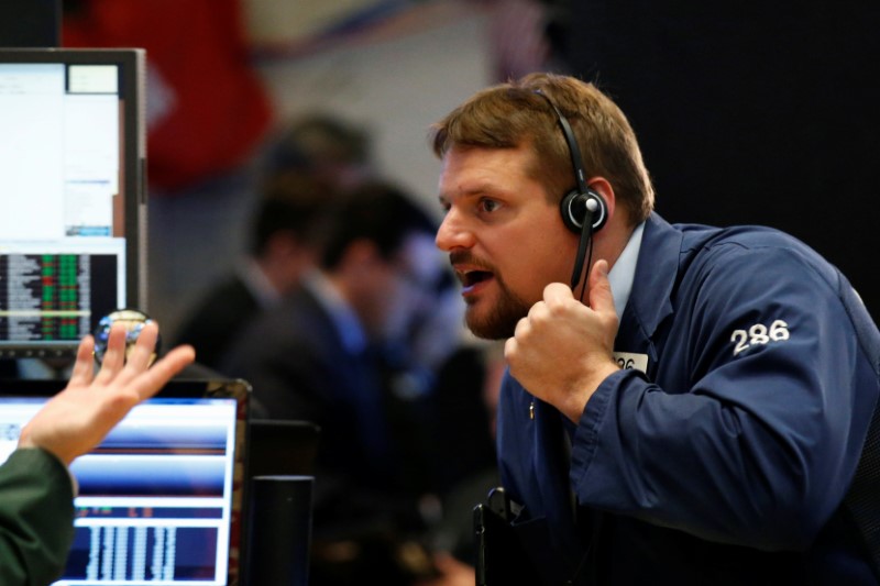 © Reuters. Traders work on the floor of the NYSE