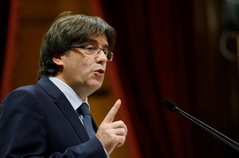 © Reuters. Puigdemont speaks during a confidence vote session at Catalan Parliament in Barcelona