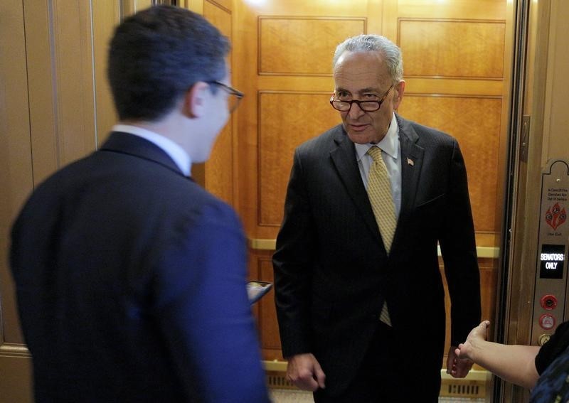 © Reuters. Schumer gets into an elevator, on Capitol Hill in Washington