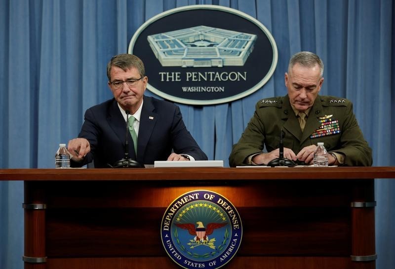 © Reuters. U.S. Secretary of Defense Carter and Chairman of the Joint Chiefs of Staff General Dunford hold a joint news conference at the Pentagon in Washington