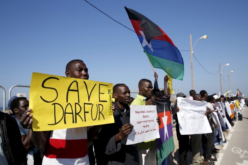 © Reuters. Demonstrators most of whom from Darfur and Sudan hold placards as they protest against human rights violation in front of the American Embassy in Tel Aviv