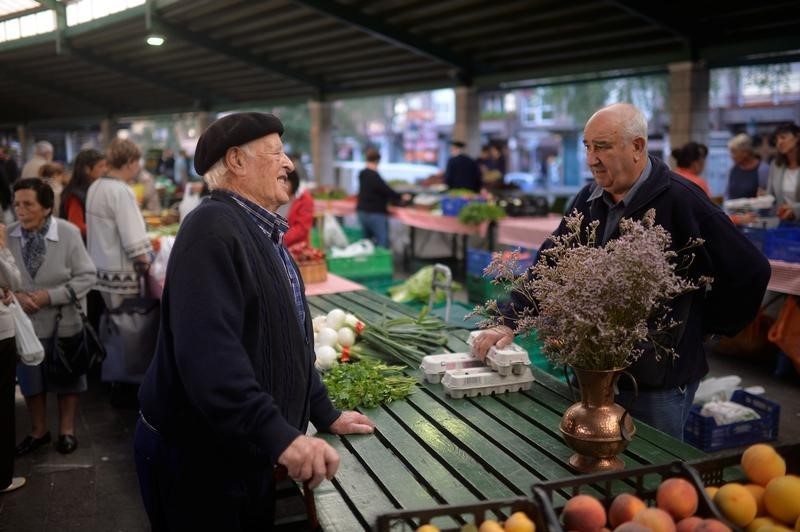 © Reuters. Los precios vuelven a terreno positivo en septiembre más de un año después