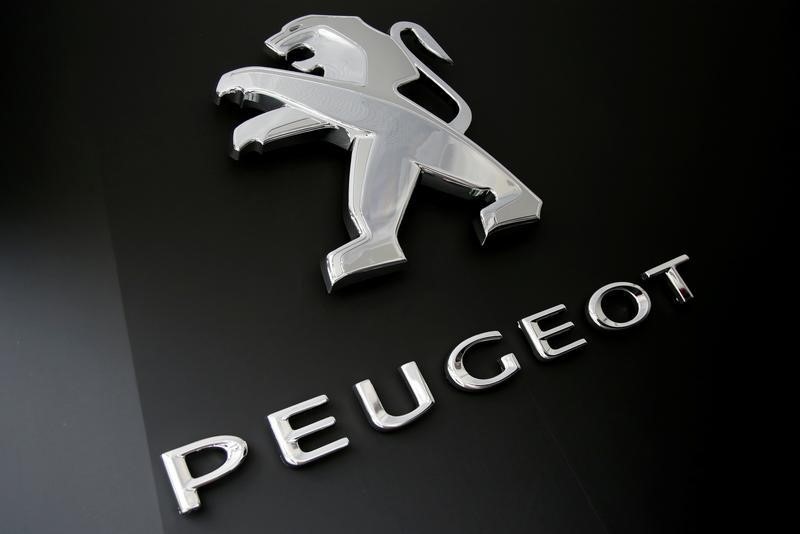 © Reuters. A logo of Peugeot car maker is seen at the Roland Garros stadium in Paris