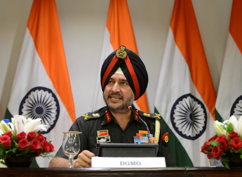 © Reuters. Indian army's director general of military operations Lt General Ranbir Singh speaks during a media briefing in New Delhi