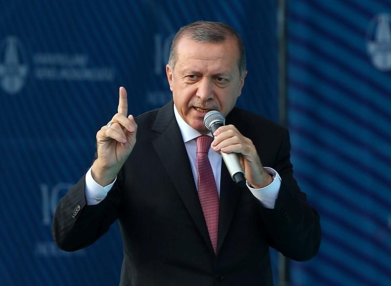 © Reuters. Turkey's President Erdogan makes a speech during the opening ceremony of newly built Yavuz Sultan Selim bridge, the third bridge over the Bosphorus linking the city's European and Asian sides in Istanbul