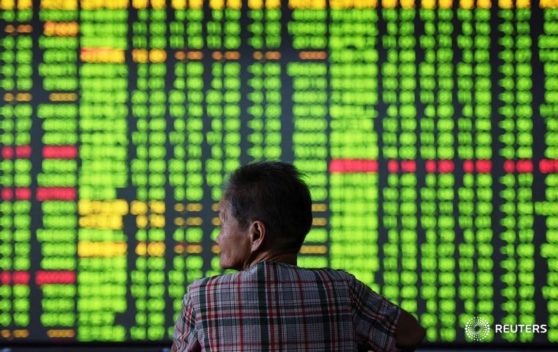 © Reuters. Инвестор в брокерской конторе в Ханчжоу