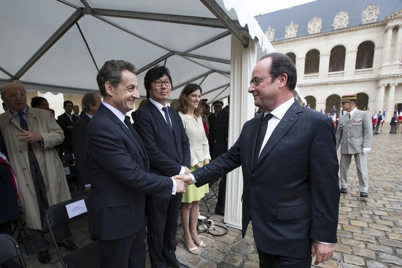 © Reuters. HOLLANDE ET SARKOZY ENSEMBLE POUR ALLER AUX OBSÈQUES DE PERES