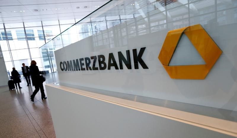 © Reuters. Visitors arrive at Commerzbank's headquarters before the bank's annual news conference in Frankfurt