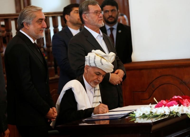 © Reuters. الرئيس الأفغاني يبرم اتفاق سلام مع أحد أبرز أمراء الحرب في البلاد