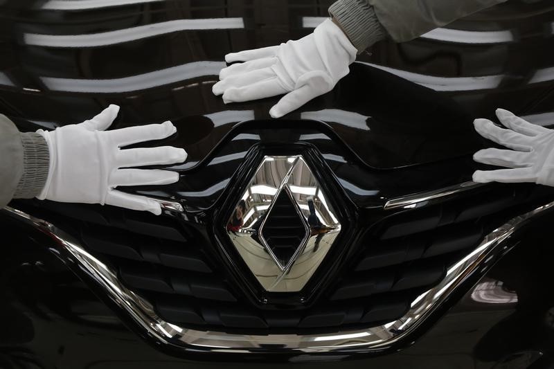 © Reuters. File photo shows workers who check a car at Renault's assembly plant in Wuhan