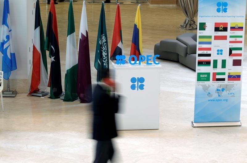 © Reuters. A man walks past an OPEC logo ahead of an informal meeting between members of the Organization of the Petroleum Exporting Countries (OPEC) in Algiers