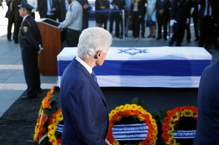 © Reuters. Ex-presidente dos EUA Bill Clinton passa pelo caixão de Shimon Peres, em Jerusalém