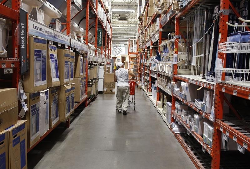 © Reuters. A man pushes his shopping cart down an aisle at a Home Depot store in New York