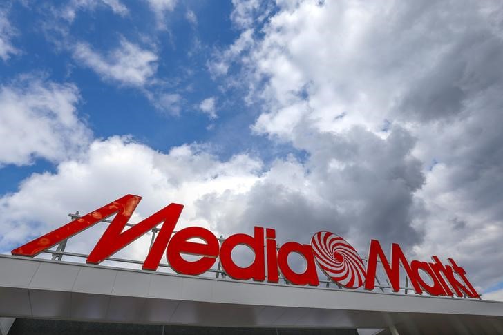 © Reuters. The logo of the electronics retailer Media Markt is seen at the entrance of a shop in Sint-Pieters-Leeuw