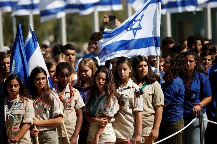 © Reuters. Miles de israelíes desfilan para dar el último adiós al expresidente Peres