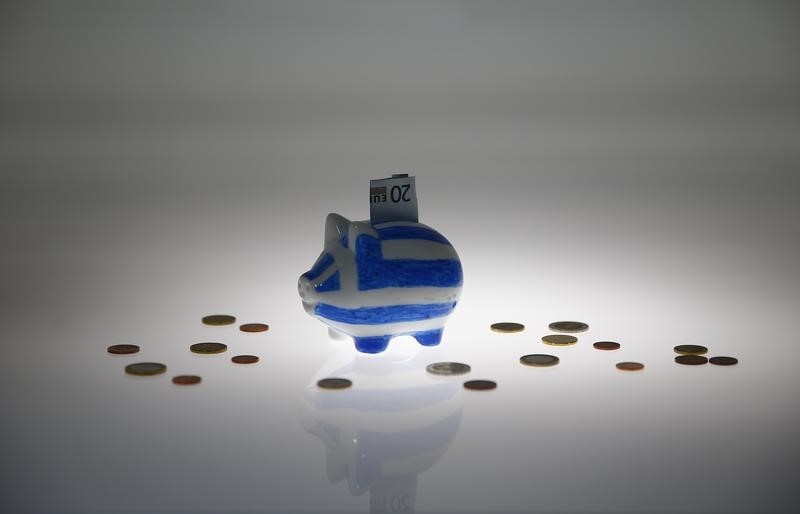 © Reuters. Piggybank painted in colours of Greek flag stands amongst various euro coins in this picture illustration taken in Berlin