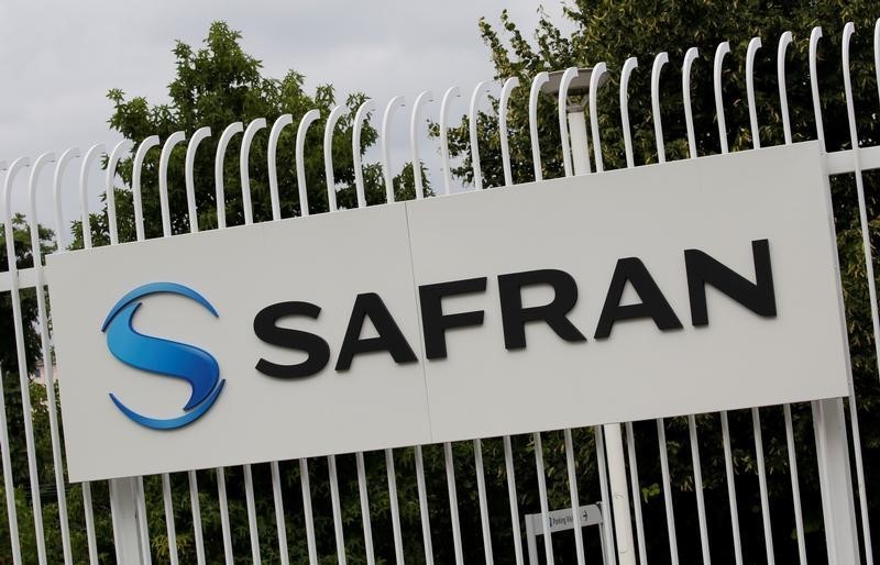 © Reuters. The Logo of a Safran propulsion systems maker is pictured in Paris