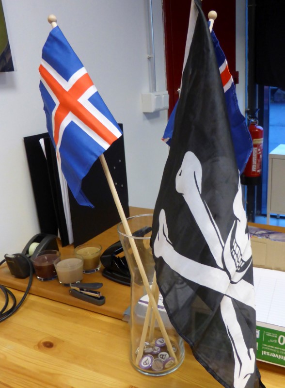 © Reuters. Jolly Rogers pirate flag and Icelandic flags are seen at the Icelandic Pirate Party’s headquarters in Reykjavik