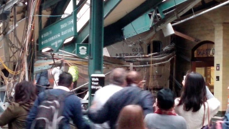 © Reuters. Pessoas olhando batida de trem em estação em Nova Jersey