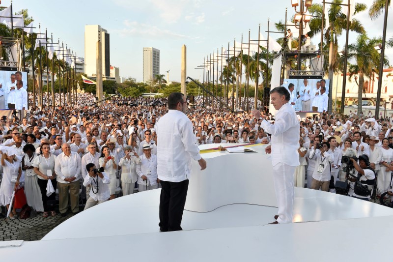 © Reuters. Presidente colombiano, Juan Manuel Santos (direita), e o líder das Farc, Rodrigo Londoño, durante assinatora de acordo de paz, em Cartagena