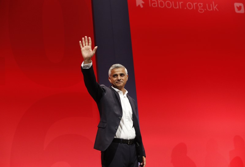 © Reuters. Mayor of London Sadiq Khan waves after his speech during the third day of the Labour Party conference in Liverpool