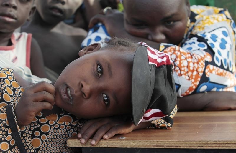 © Reuters. Girl displaced as a result of Boko Haram attack in the northeast region of Nigeria, rests her head on a desk at Maikohi secondary school IDP camp in Yola, Adamawa State