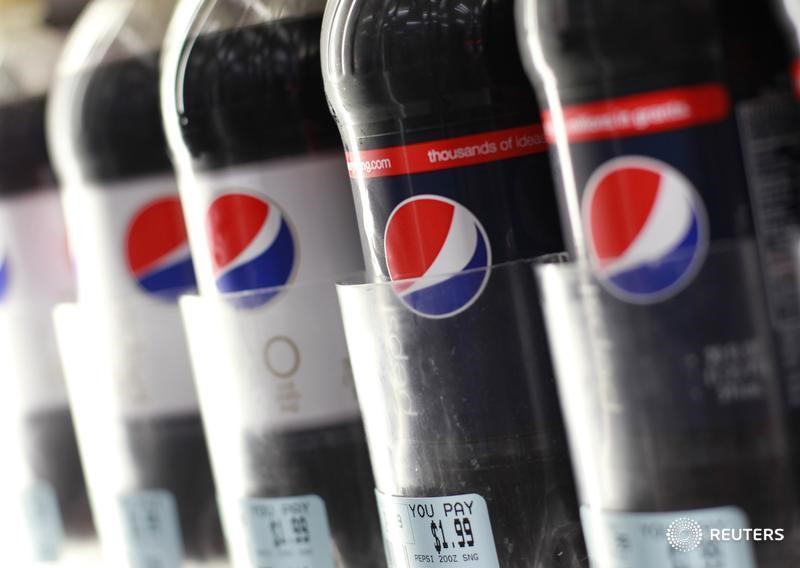 © Reuters. Бутылки газировки Pepsi в Нью-Йорке