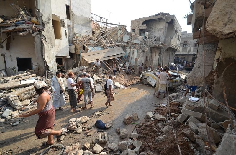 © Reuters. People gather at the site of a Saudi-led air strike in the Red Sea port city of Hodeidah