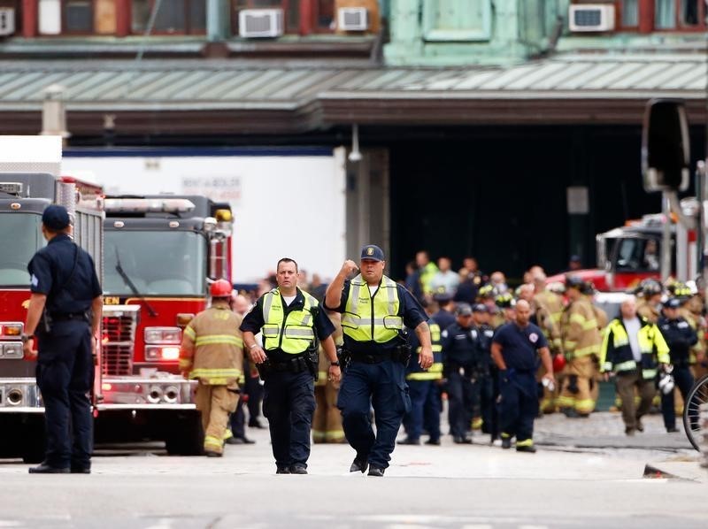 © Reuters. Accidente de tren en Nueva Jersey deja tres muertos y más de 100 heridos