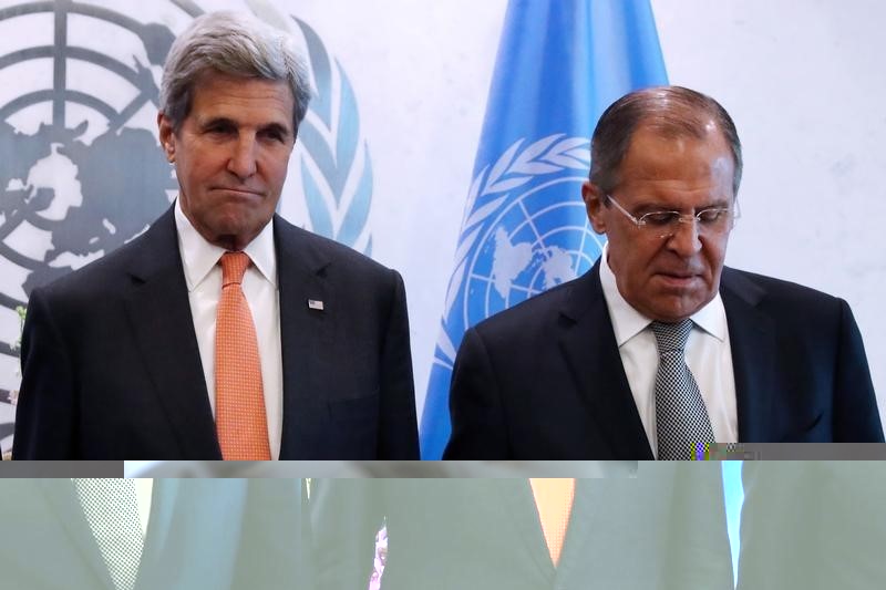 © Reuters. Госсекретарь США Джон Керри (слева) и его российский коллега Сергей Лавров на сессии Генеральной ассамблеи ООН в Нью-Йорке