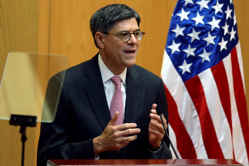 © Reuters. Jack Lew, United States Secretary of the Treasury, delivers a speech during a meeting with students at Autonomous Technological Institute of Mexico, in Mexico City