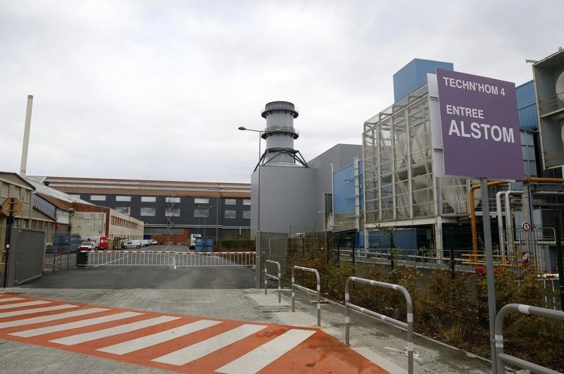 © Reuters. MANUEL VALLS MET LA PRESSION SUR ALSTOM