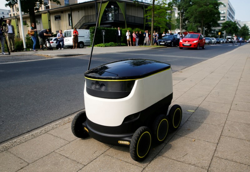 © Reuters. A Starship Technologies commercial delivery robot navigates a pavement during a live demonstration in front of the headquarters of Metro AG in Duesseldorf