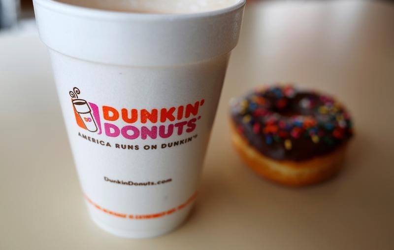 © Reuters. A drink and a doughnut are seen at a Dunkin' Donuts location in the Chicago suburb of Niles