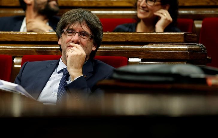 © Reuters. Primeiro-ministro catalão Carles Puigdemont, durante sessão do Parlamento da Catalunha, em Barcelona