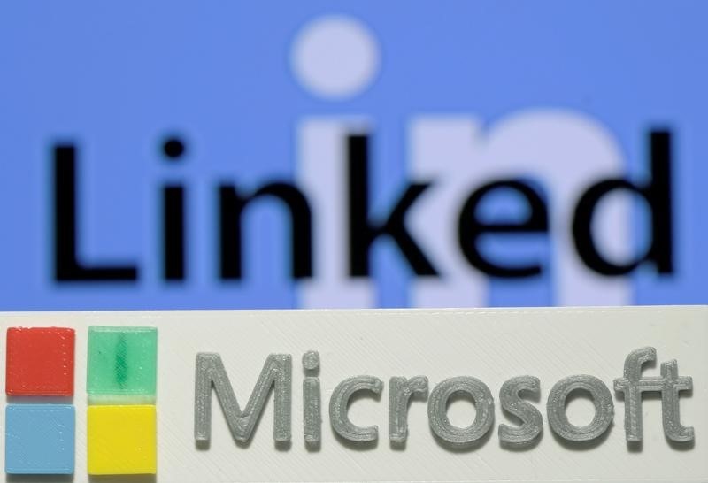 © Reuters. A 3D printed logo of Microsoft is seen in front of a displayed LinkedIn logo in this illustration