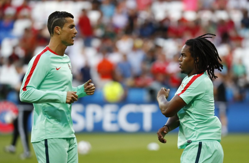© Reuters. عودة رونالدو وسانشيز لتشكيلة البرتغال بتصفيات كأس العالم