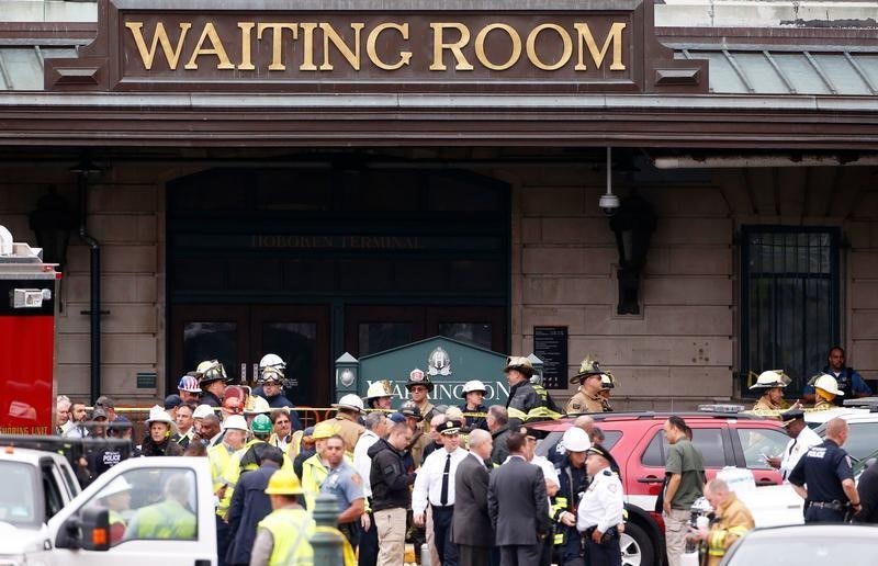 © Reuters. Rescue crews and police gather at the waiting room of the Hoboken train station, where a New Jersey Transit train derailed and crashed through the station, injuring more than 100 people, in Hoboken