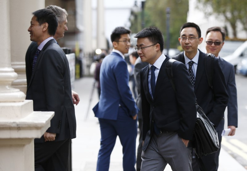 © Reuters. People arrive at 10 Carlton House Terrace in central London, where representatives from Britain, China, France and energy company EDF will sign an agreement to build and operate a new nuclear power station at Hinkley Point