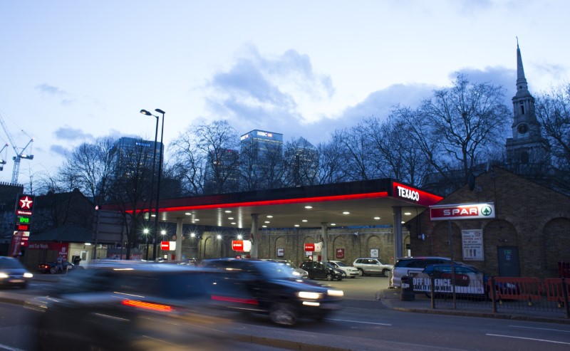 © Reuters. A Texaco service station displays the price of petrol and diesel close to the financial centre of London