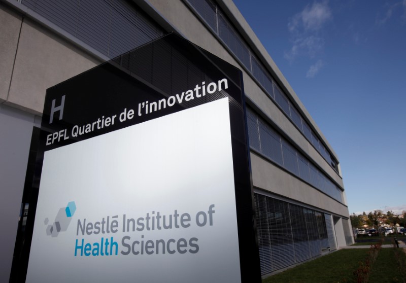 © Reuters. A logo is pictured outside the Nestle Institute of Health Sciences in Lausanne