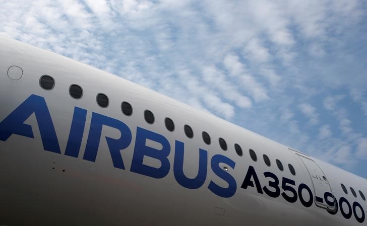 © Reuters. Airbus A350 aircraft sits on the tarmac on display at the Singapore Airshow