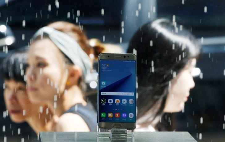 © Reuters. A Samsung Electronics' Galaxy Note 7 new smartphone is displayed at its store in Seoul