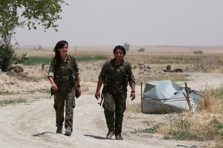 © Reuters. مسؤول تركي: دور الوحدات الكردية في حملة الرقة قد يفجر صراعا عرقيا